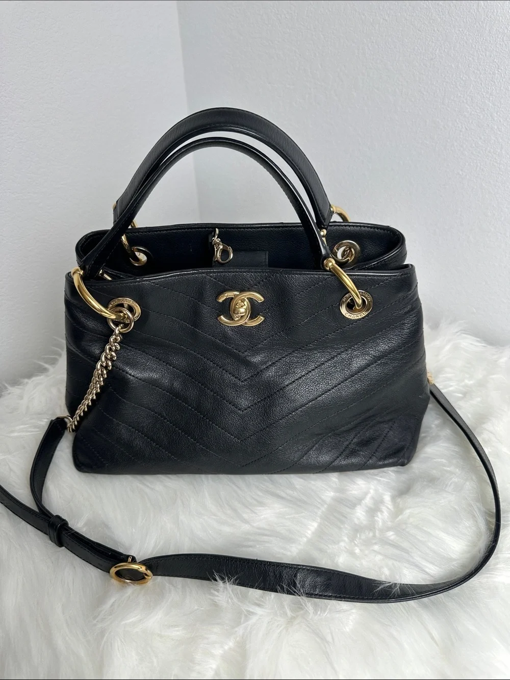 💯Authentic Chanel Chevron Quilted Shoulder Bag – Black Leather & Gold Hardware🍀
